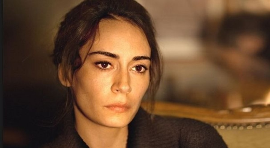 Melisa Sözen Chaplin Dörtlüsü filmi için saçlarını pembeye boyattı