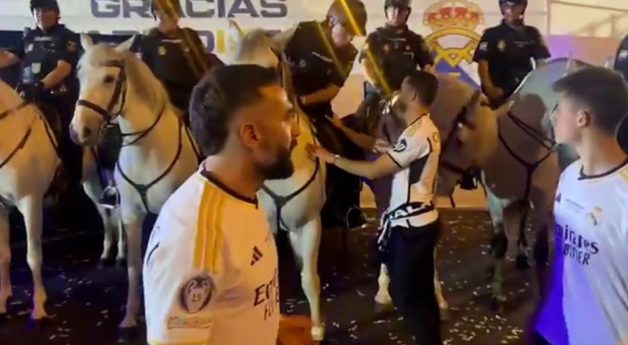 Real Madrid otobüsüne eşlik eden atlı polis bakın kim çıktı!