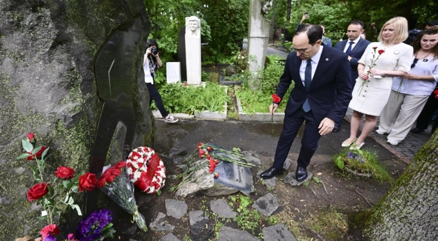 Nazım Hikmet, ölümünün 61. yılında Moskova'daki mezarı başında anıldı