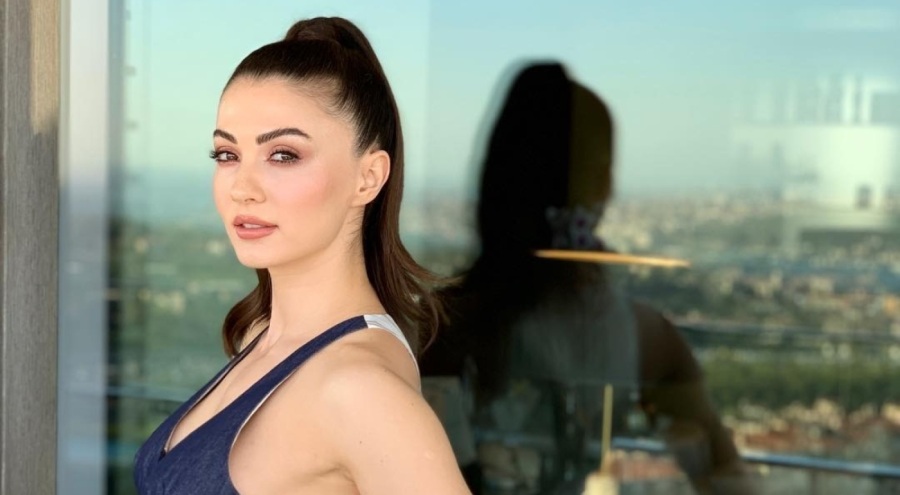 Burcu Özberk mini etekli kombiniyle poz verdi