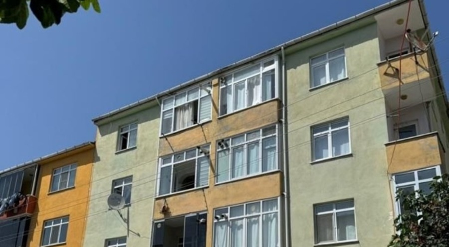 Cam silerken düşüp hayatını kaybetti