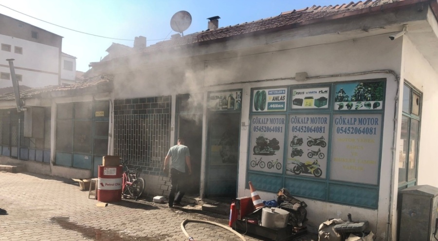 Motosiklet tamirhanesinde yangın paniği