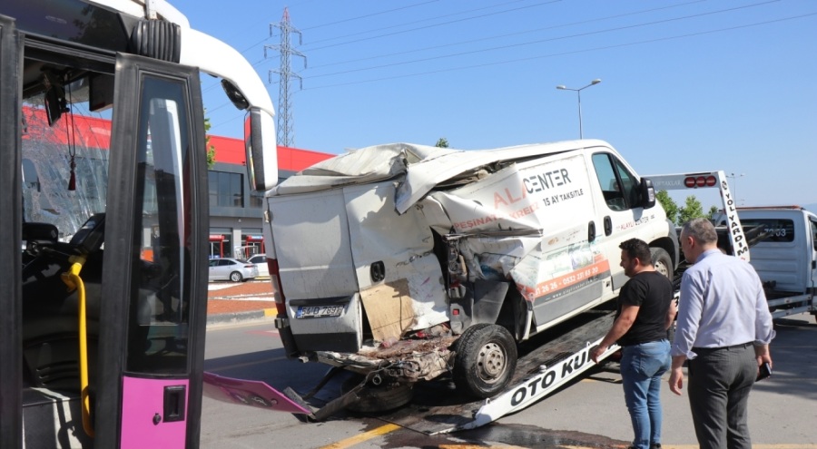 Kontrolden çıkan özel halk otobüsü otomobil ve minibüsü biçti