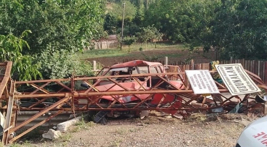 Otomobil elektrik direğine çarptı! 2 yaralı