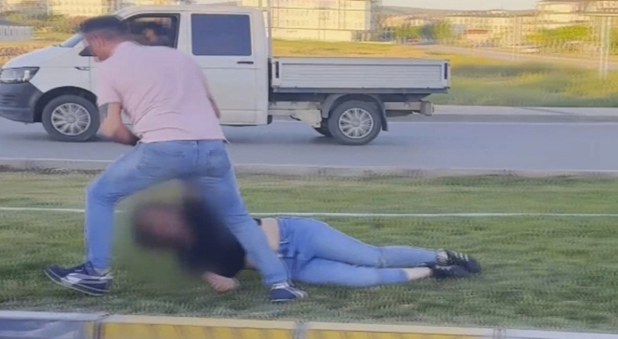 Ağlayan kadını sürükleyerek zorla araca götürdü