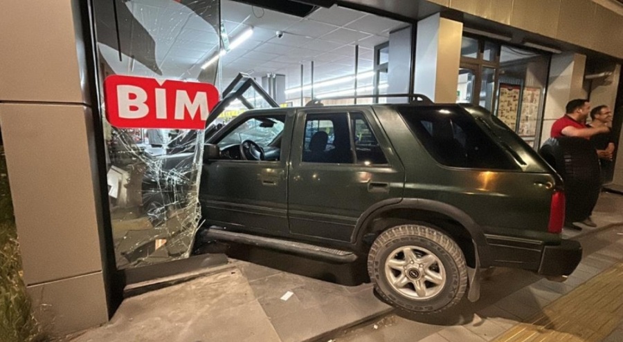 Sürücüsünün direksiyon hakimiyetini kaybettiği cip markete girdi