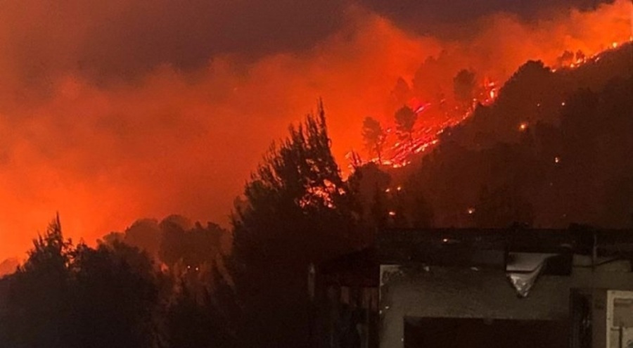 Lübnan'dan atılan roketler İsrail'de sıradağları ateşe verdi