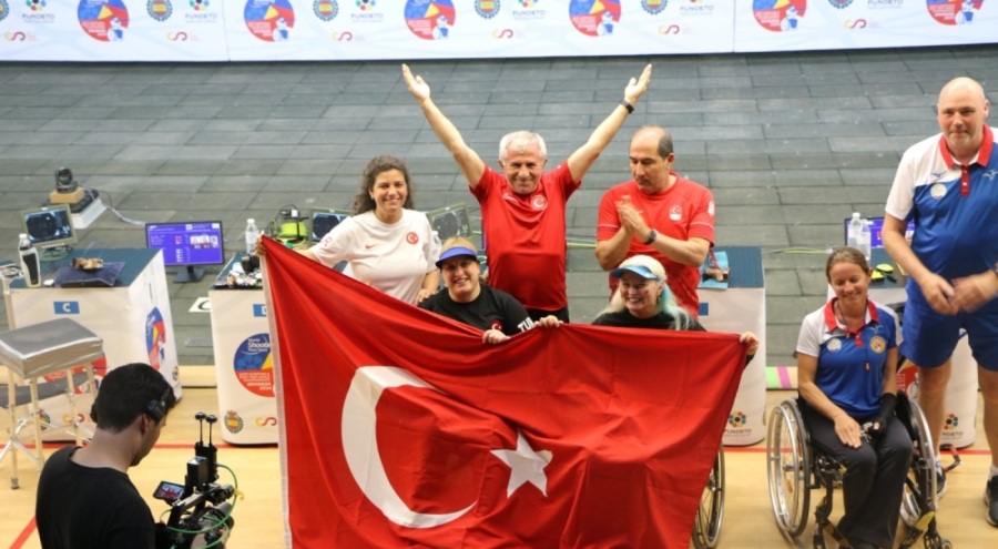 Büyükşehirli sporcu Aysel Özgan, Avrupa Şampiyonası'nda altın madalya kazandı