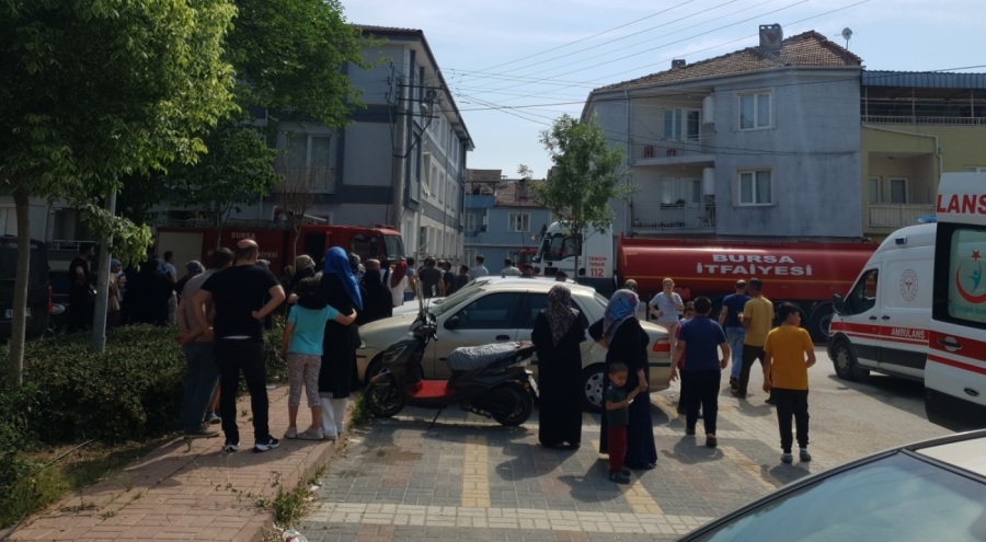 Bursa'da yangın! 3 kişi dumandan etkilendi