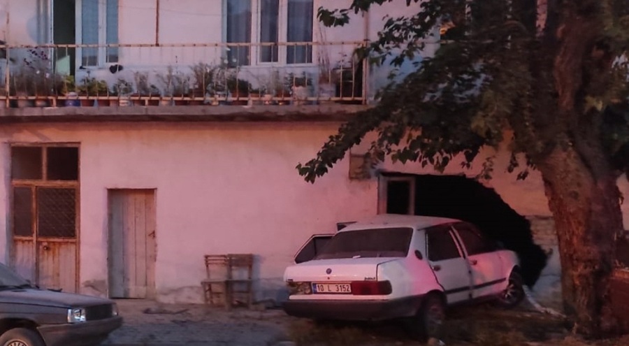 Balıkesir'de iki katlı binaya çarpan otomobilin sürücüsü öldü