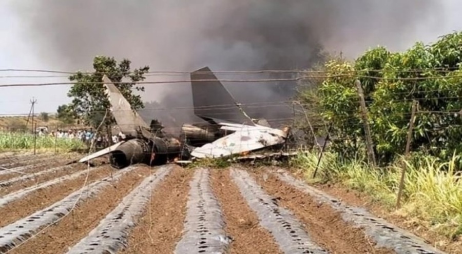 Hindistan'da savaş uçağı düştü