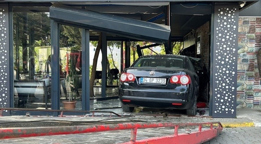 Fren yerine gaza bastı, otomobiliyle kafeye girdi!