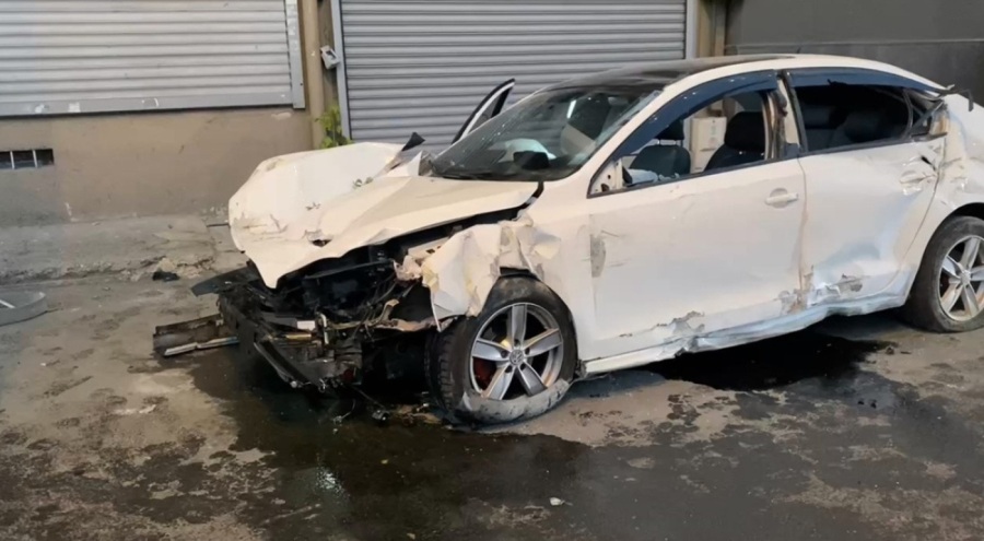 Otomobilin parçaladığı demir bariyerler yayaya saplandı