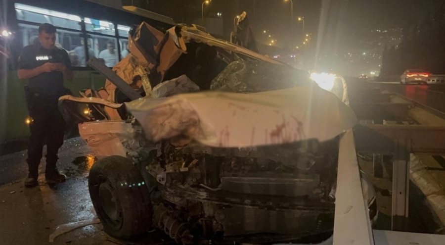 Feci kaza! 4 kişi, kağıt gibi ezilen araçta sıkıştı