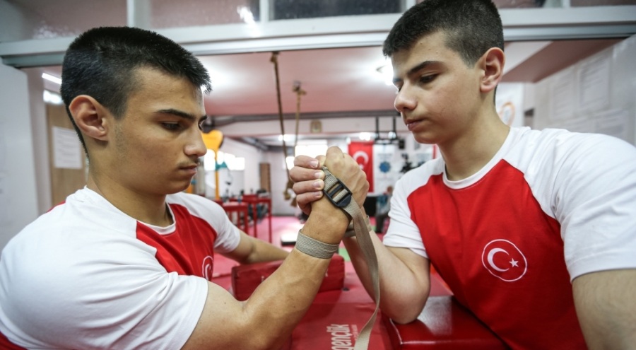 Avrupa şampiyonu ikizler bilek güreşinde dünya birinciliği için birlikte çalışıyor