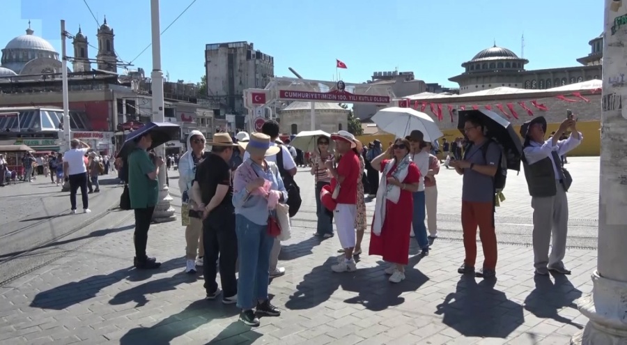 Yerli ve yabancı turistler sıcak havaya rağmen Taksim'e akın etti