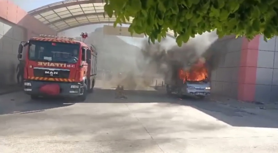 Park halindeki minibüs alev alev yandı
