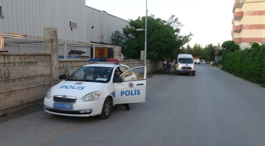 Aydınlatma direğine iple asılı halde bulundu