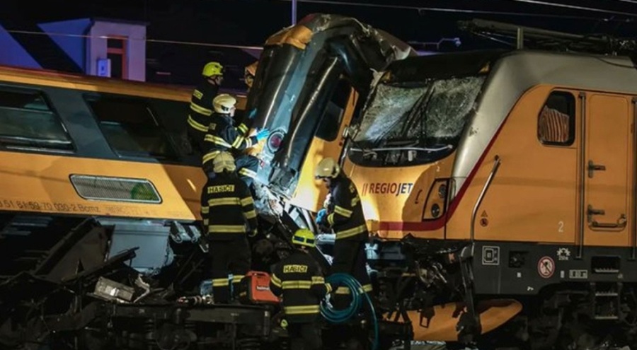 Çekya'da iki tren kafa kafaya çarpıştı: Ölü ve yaralılar var