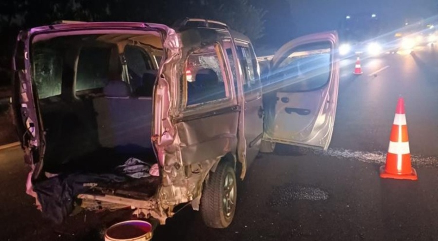 Otomobil bariyerlere çarptı: 1 ölü, 8 yaralı