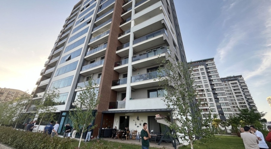 7. kattan aşağı düşen 18 yaşındaki genç, hayatını kaybetti