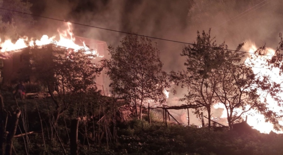 Sinop'ta 3 ev ile 2 ambar cayır cayır yandı