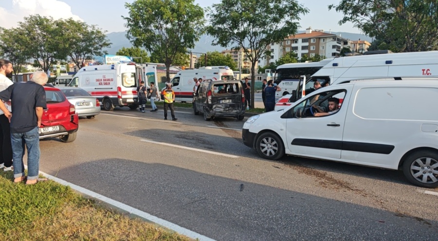 Bursa'da 3 aracın karıştığı zincirleme kaza!