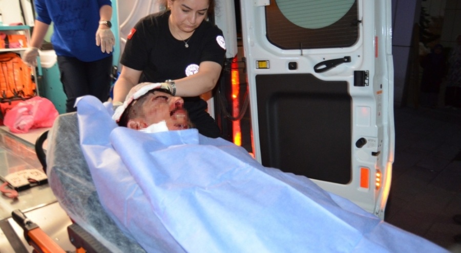 Eski eşi ve sevgilisi ile yolda kavga etti: 3 yaralı