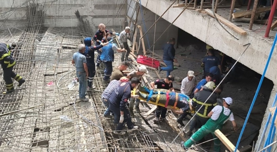 Okul inşaatında çökme: İşçiler beton kalıbın altında kaldı