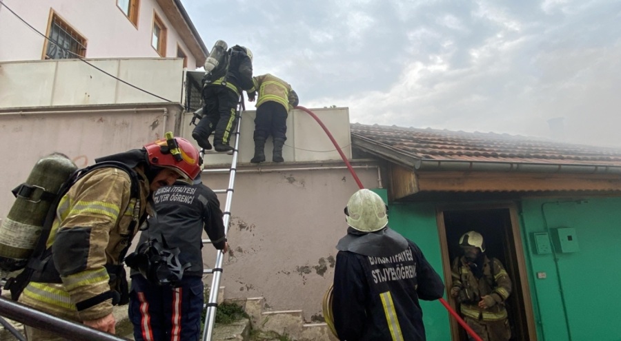 Bursa'daki yangında alzhemier hastası kadın son anda kurtarıldı