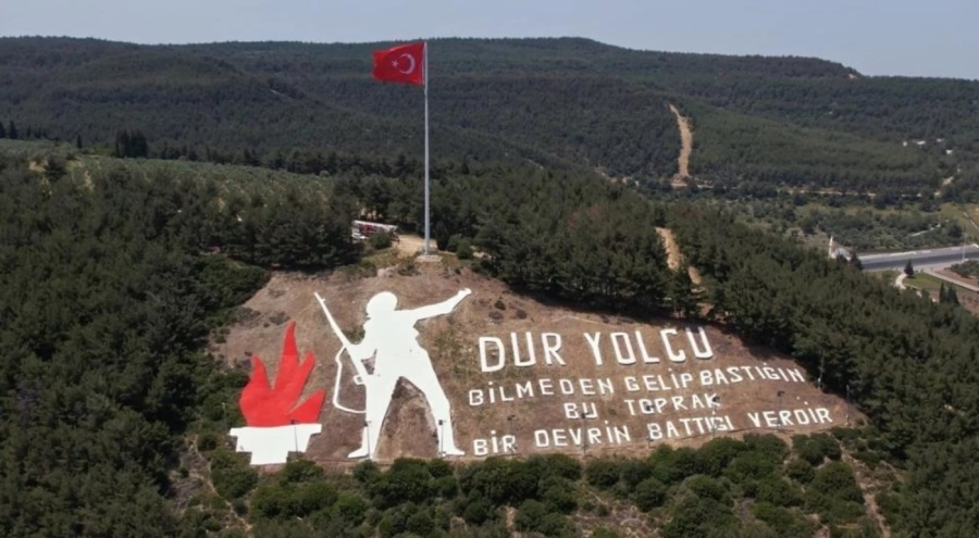 Çanakkale'nin sembollerinden 'Dur Yolcu' yazısının Türk bayrağı ve direği yenilendi
