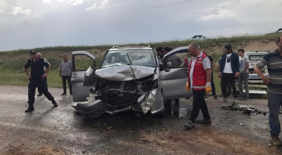 Hafif ticari araçlar çarpıştı: 5 yaralı