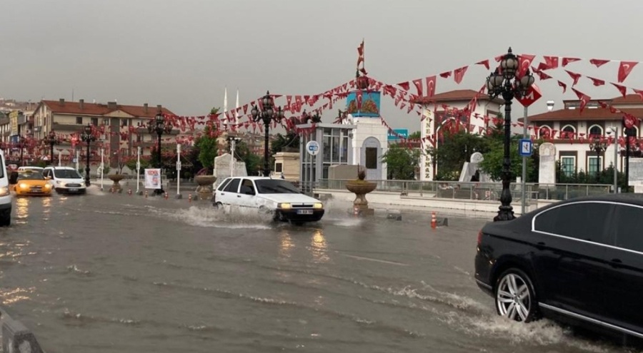 Ankara'da cadde ve yollar göle döndü