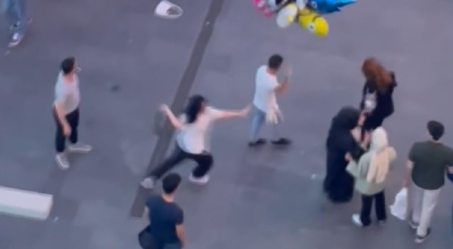 Kadınların kavgasına yakınları da dahil oldu! Ortalık savaş alanına döndü