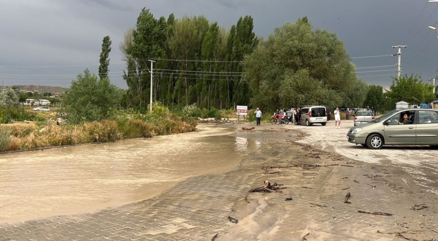 Nevşehir'de sağanak yağış hayatı felç etti