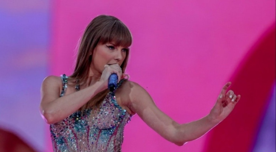 Ünlü şarkıcı Taylor Swift sahnede kramp geçirdi