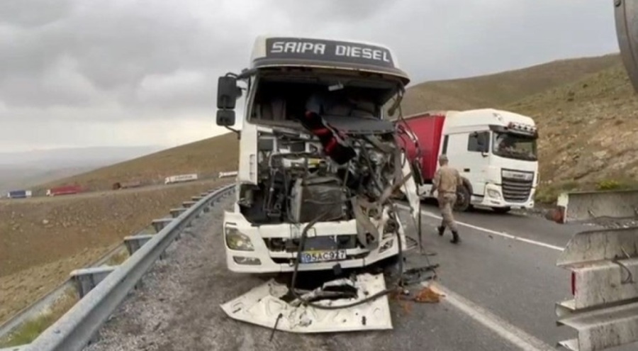 2 TIR kafa kafaya çarpıştı: 3 yaralı