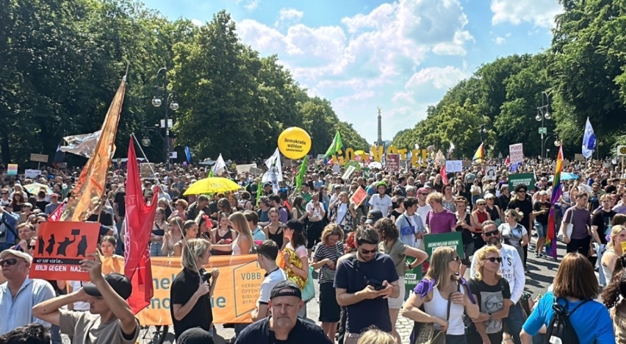 Almanya'da ırkçılığa karşı halk sokakta