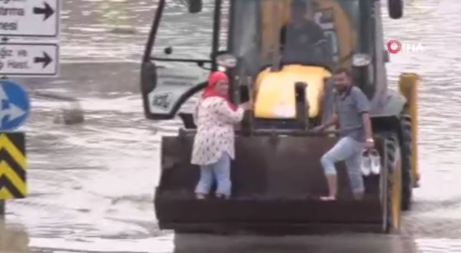 Ankara'da selde mahsur kalan vatandaşlar kepçe ile kurtarıldı