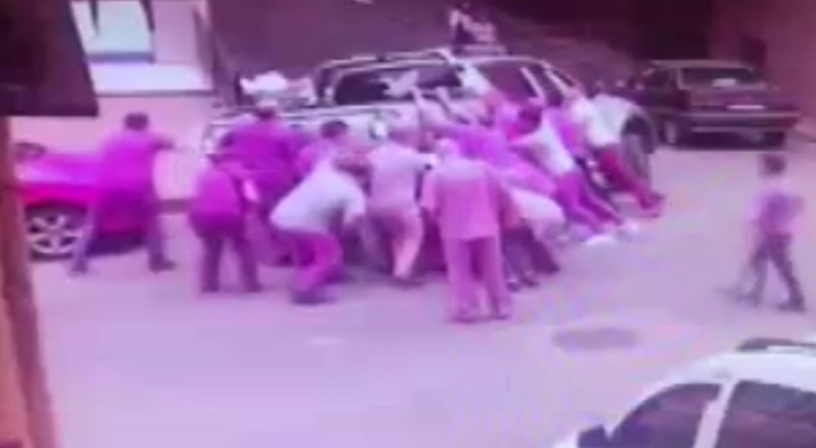 Geri manevra yapan kamyonet 2 yayayı altına kaldı