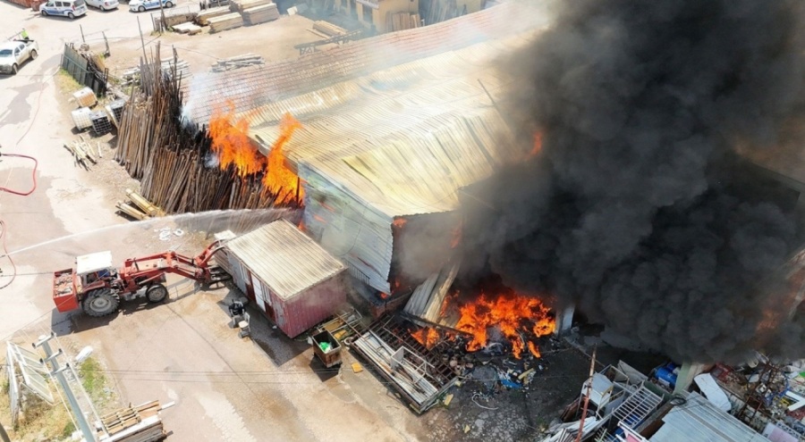 Aksaray'da kereste fabrikası alev alev yandı