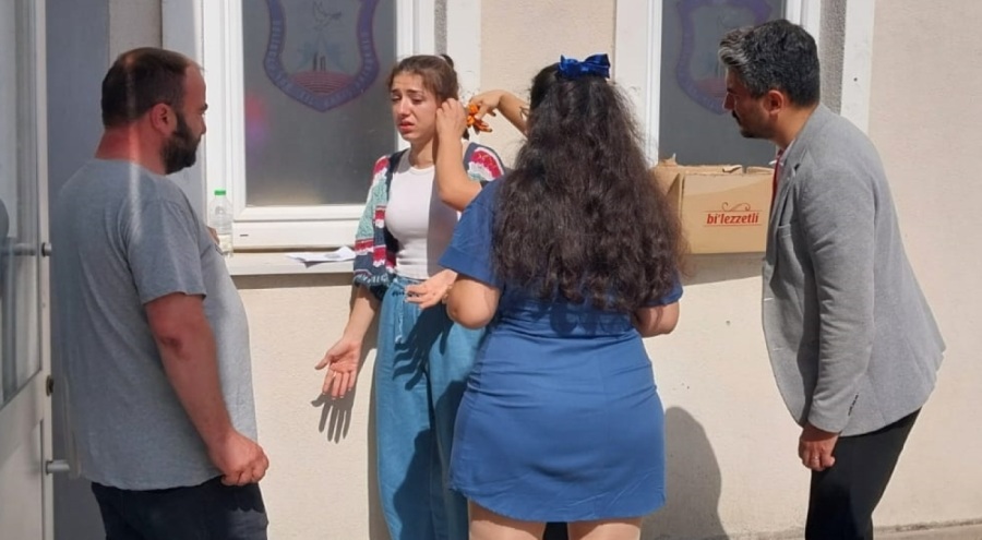 Küpesi kerpetenle kesilen aday sınava son anda yetişti