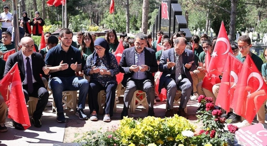 Milli Eğitim Bakanı Tekin, şehit öğretmen Aybüke Yalçın'ın kabrini ziyaret etti