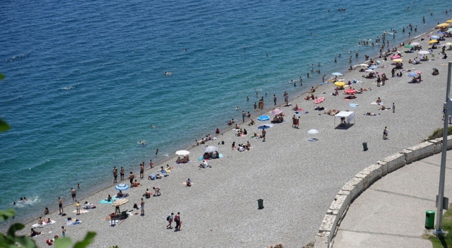 Antalya'da sıcaktan bunalanlar sahile koştu
