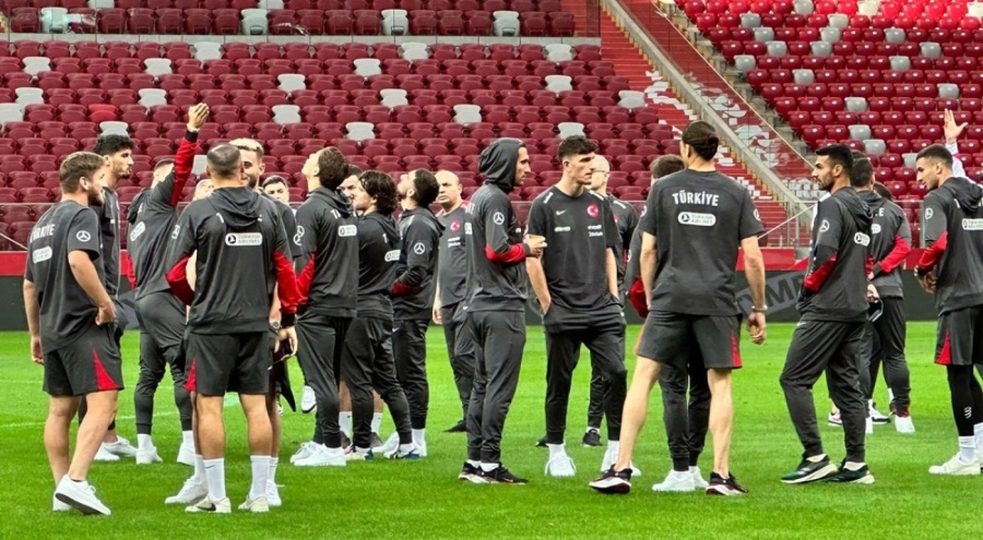 A Milli Futbol Takımı'ndan Polonya sınavı öncesi statta yürüyüş