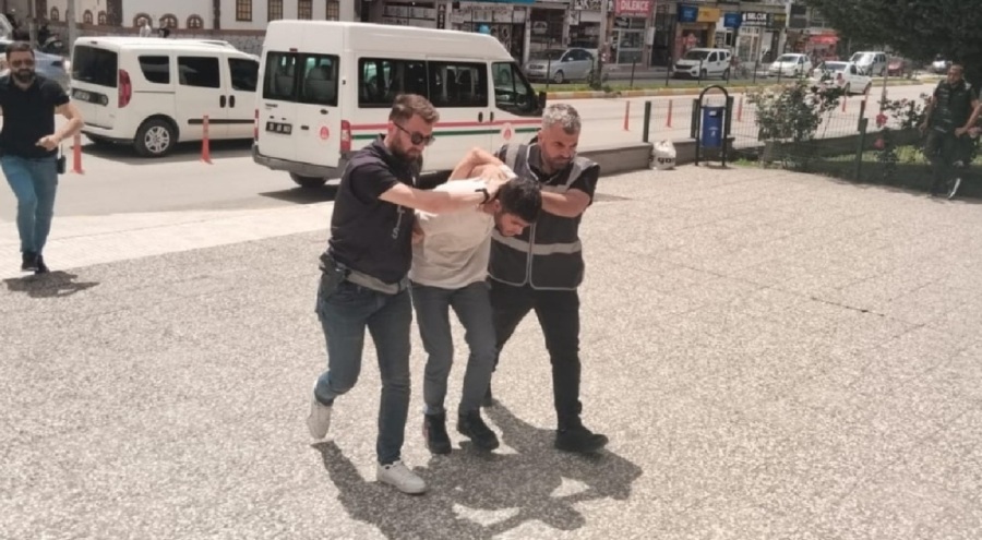 Okul müdürüne zincirle saldırmışlardı! Saklandığı evde yakalandı