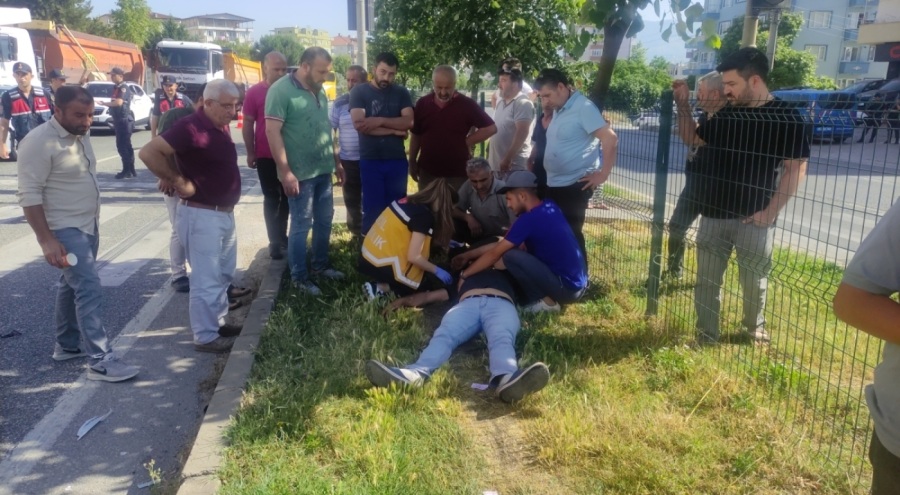 Bursa'da otomobil motosiklete çarptı