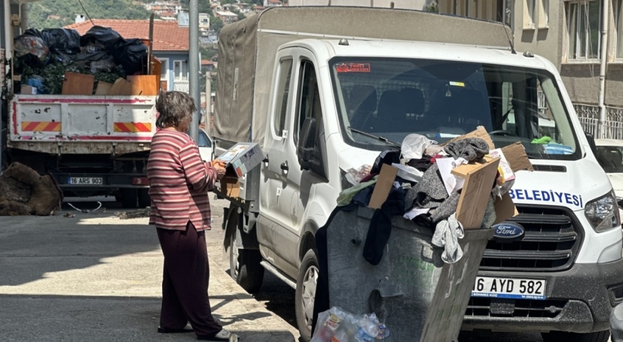 Bursa'da 5 daire sahibi olan kardeşlerin evinden 3 kamyon çöp çıktı