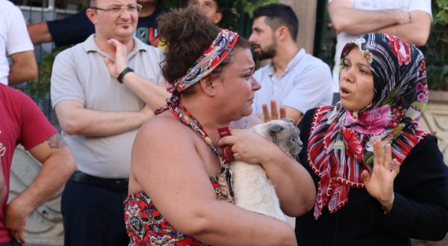 Apartmanda yangın! Mahsur kalan anne ile oğlunu itfaiye kurtardı