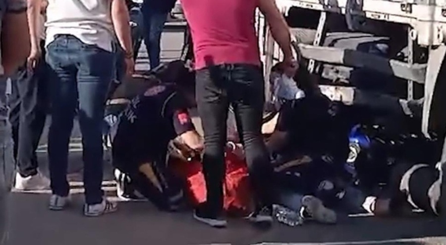 Kamyonun altına giren motosikletten 2 genç ölümden döndü